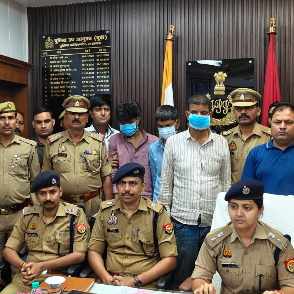 घर में ₹30 लाख की चोरी करने वाले तीन गिरफ्तार:अवैध पिस्टल और कारतूस मिले, लखनऊ में मौज-मस्ती के लिए करते थे चोरी