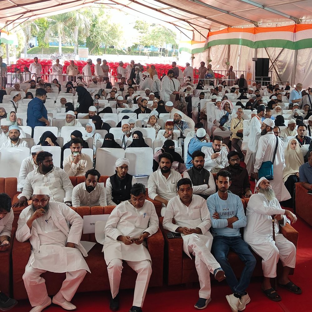 लखनऊ से हज यात्रियों का तीसरा जत्था रवाना:428 यात्रियों ने भरी उड़ान , हज सचिव बोले- भीषण गर्मी में दी जा रही है विशेष मेडिकल सुविधा