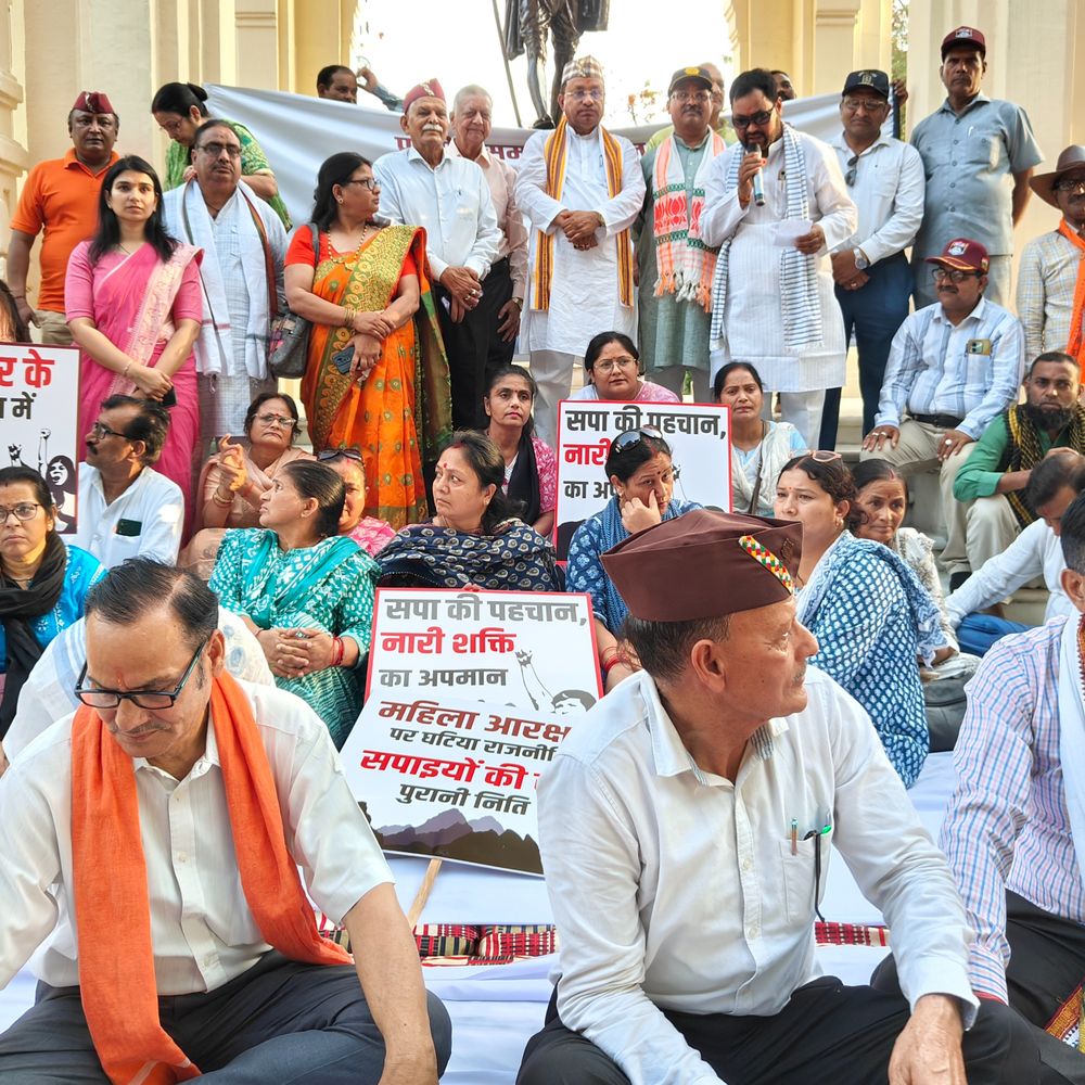 लखनऊ मेयर के समर्थन में प्रदर्शन:बैरिकेडिंग तोड़कर आगे बढ़े प्रदर्शनकारी, अखिलेश यादव मुर्दाबाद का नारा लगाया