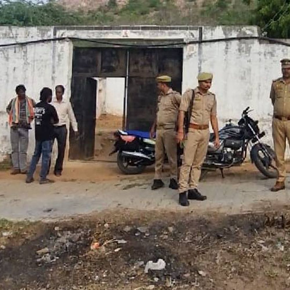 मासूम बेटे की हत्या कर पिता ने किया सुसाइड:झांसी में मां के पास सो रहा था 3 साल का बच्चा, रात को उठाकर ले गया