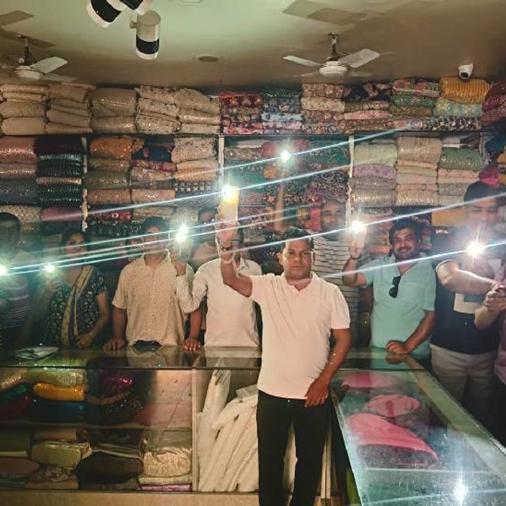 लखनऊ में व्यापारियों ने टॉर्च जलाकर किया विरोध:बिजली कटौती से नाराज, 10 हजार से अधिक घरों ने झेला संकट