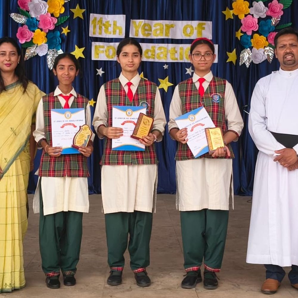 सेन्ट जॉन्स गर्ल्स स्कूल में स्थापना दिवस व पुरस्कार समारोह:11वें स्थापना दिवस पर छात्राओं को मिला सम्मान, मुख्य अतिथि बोले अनुशासन और सकारात्मक सोच से ही बनता है उज्ज्वल भविष्य