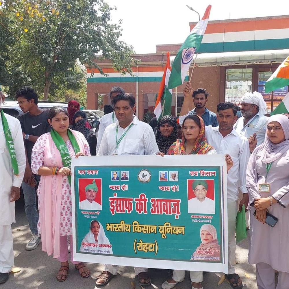 झूठे मुकदमे में फंसाए जाने पर डीएम को सौंपा ज्ञापन:परिजनों ने निष्पक्ष जांच की उठाई मांग ,पुलिस पर गोली मारने की धमकी देने का भी आरोप