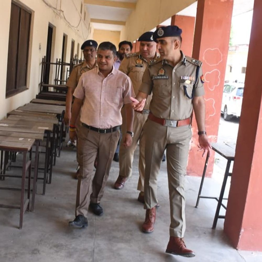 प्रयागराज में होमगार्ड भर्ती परीक्षा में अधिकारीयों ने किया निरिक्षण:DM, SSP ने किया परीक्षा केंद्रों का दौरा, दिए सख्त निर्देश