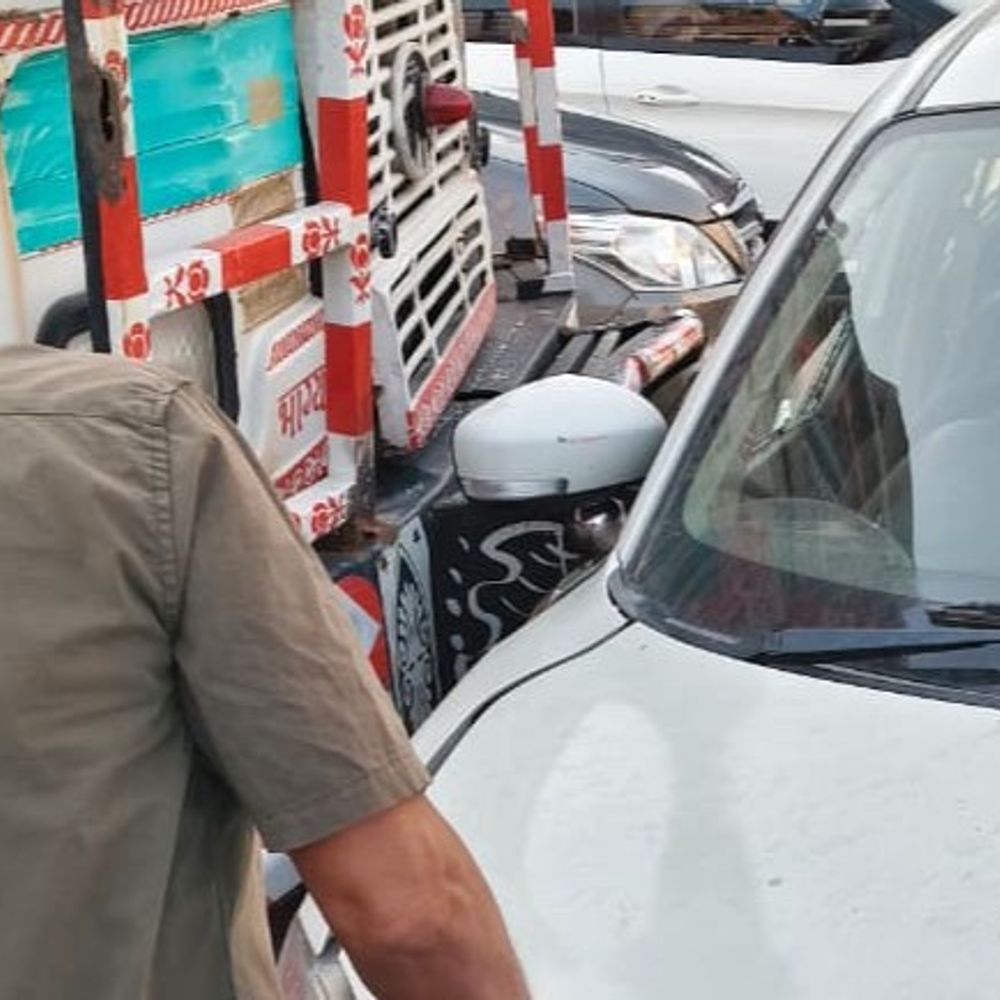 लखनऊ में तेज रफ्तार ट्रक ने कार में मारी टक्कर:200 मीटर तक घसीटता ले गया, भाग रहे चालक को दौड़ाकर पकड़ा