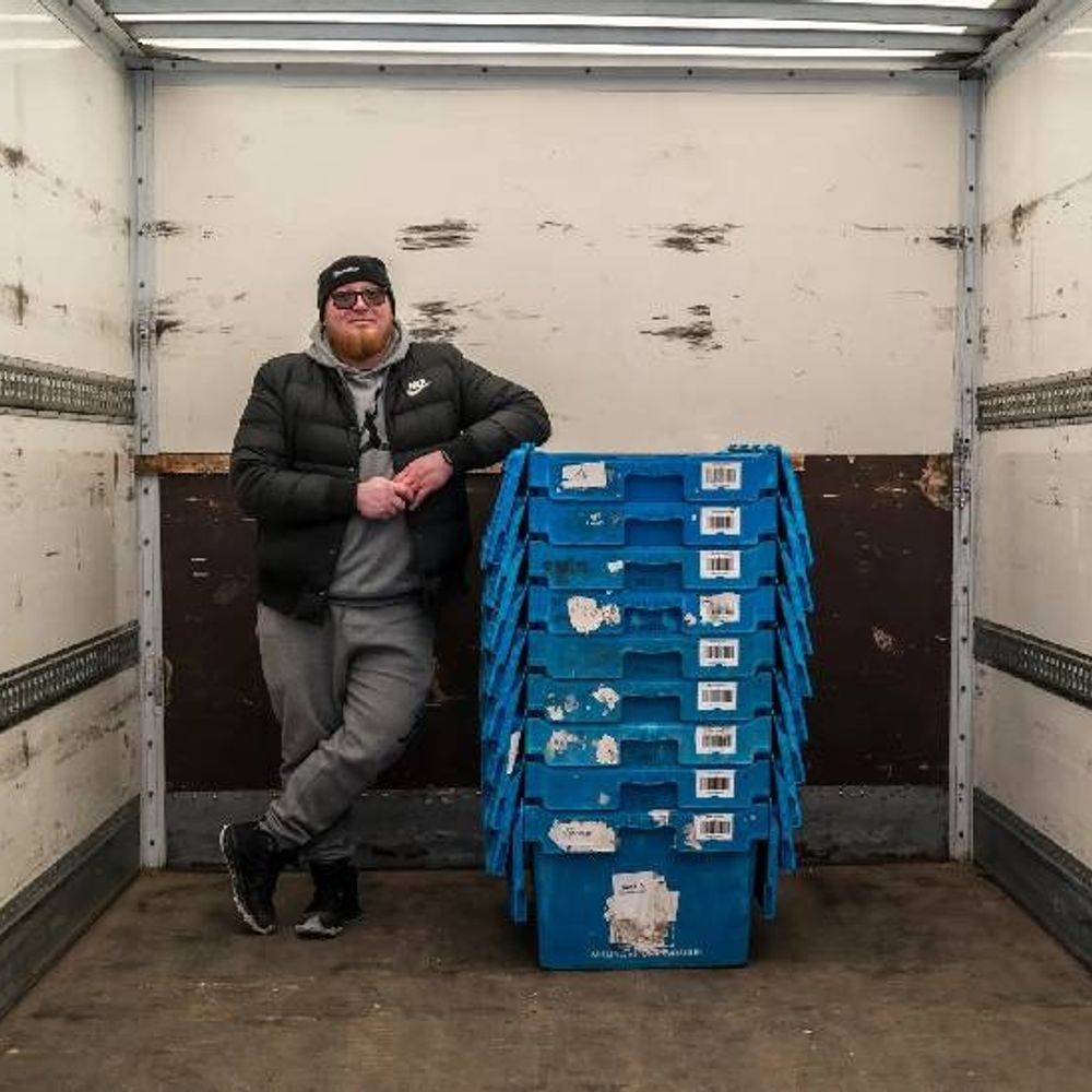 यूक्रेन की फ्रंटलाइन पर ओलेक्सी:बम धमाके, मिसाइलें और गोलियां भी नहीं रोक पाईं, सरहद तक चिट्ठियां-पार्सल पहुंचा रहे पोस्टमैन ओलेक्सी