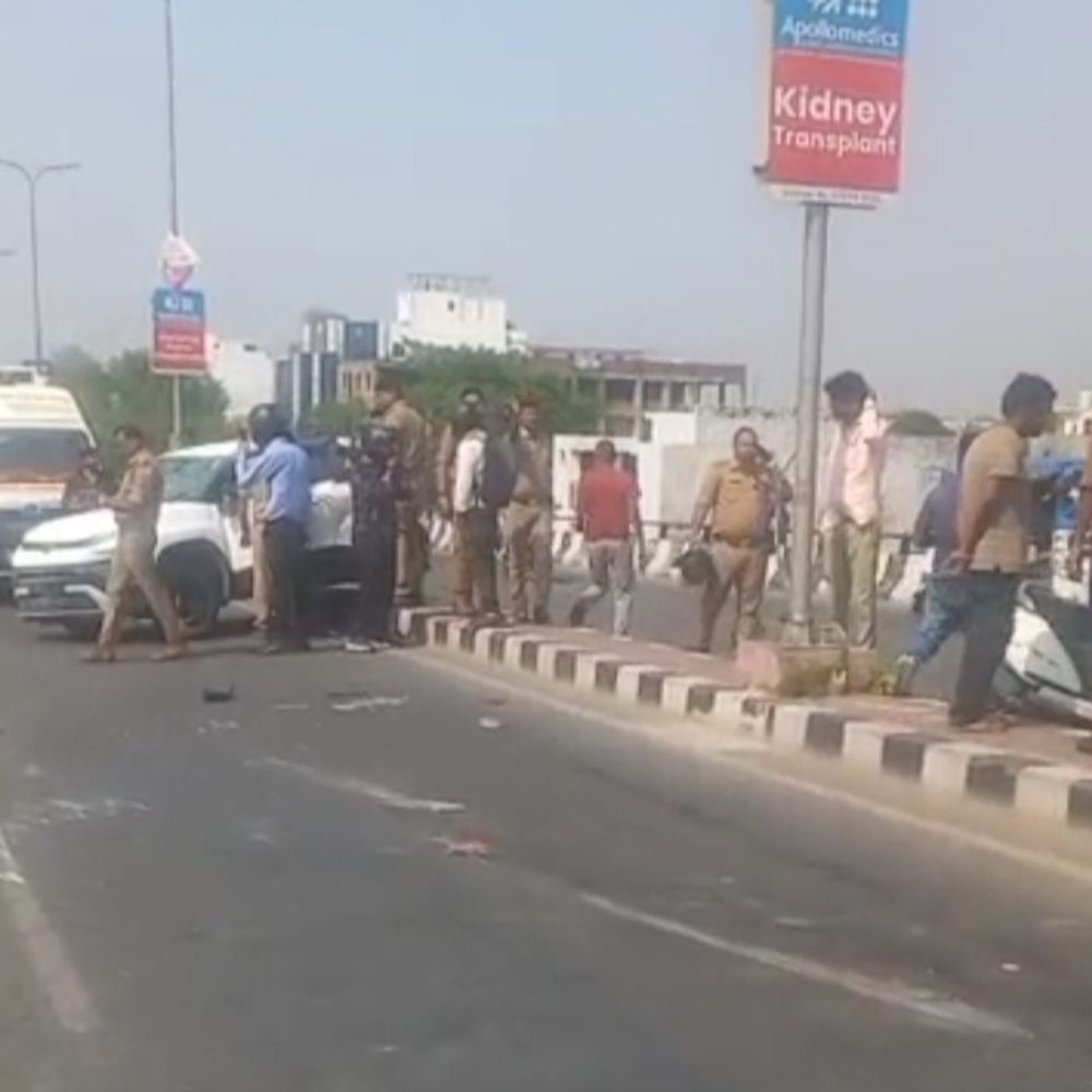 लखनऊ में अलग-अलग हादसे में चार की मौत:तेज रफ्तार कार पुरनिया ओवरब्रिज पर पलटी, जी-20 रोड पर अज्ञात वाहन ने बाइक सवार को मारी टक्कर