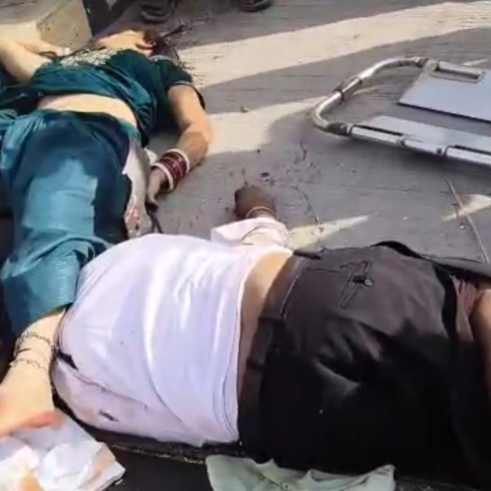 ट्रक की टक्कर से दंपत्ति और मासूम की मौत:कासगंज में गाड़ी छोड़कर ड्राइवर फरार, कादरगंज गंगा घाट पुल पर हुआ हादसा