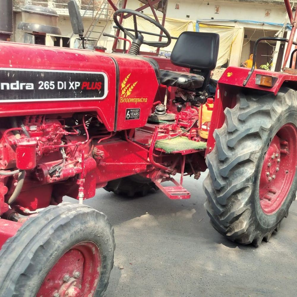 पंचर बनाते अधेड़ को तेज रफ्तार ट्रैक्टर ने रौंदा:देवरिया में मौके पर हुई मौत, स्थानीय लोगों ने चालक को घेर कर पकड़ा