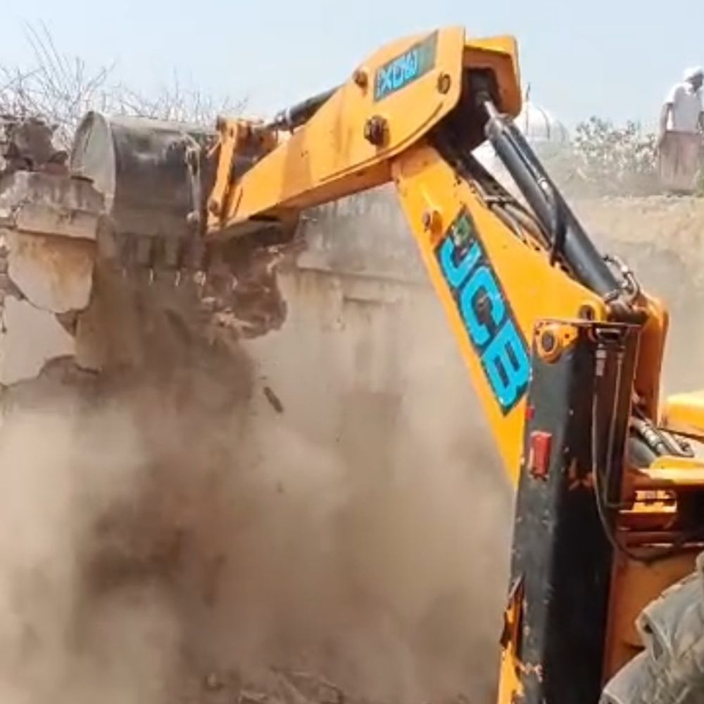 संभल में ASI संरक्षित किले की भूमि पर अवैध कब्जा:प्रशासन ने बुलडोजर से दो मकान तोड़े, दो ग्रामीणों ने खुद हटाने शुरू किए