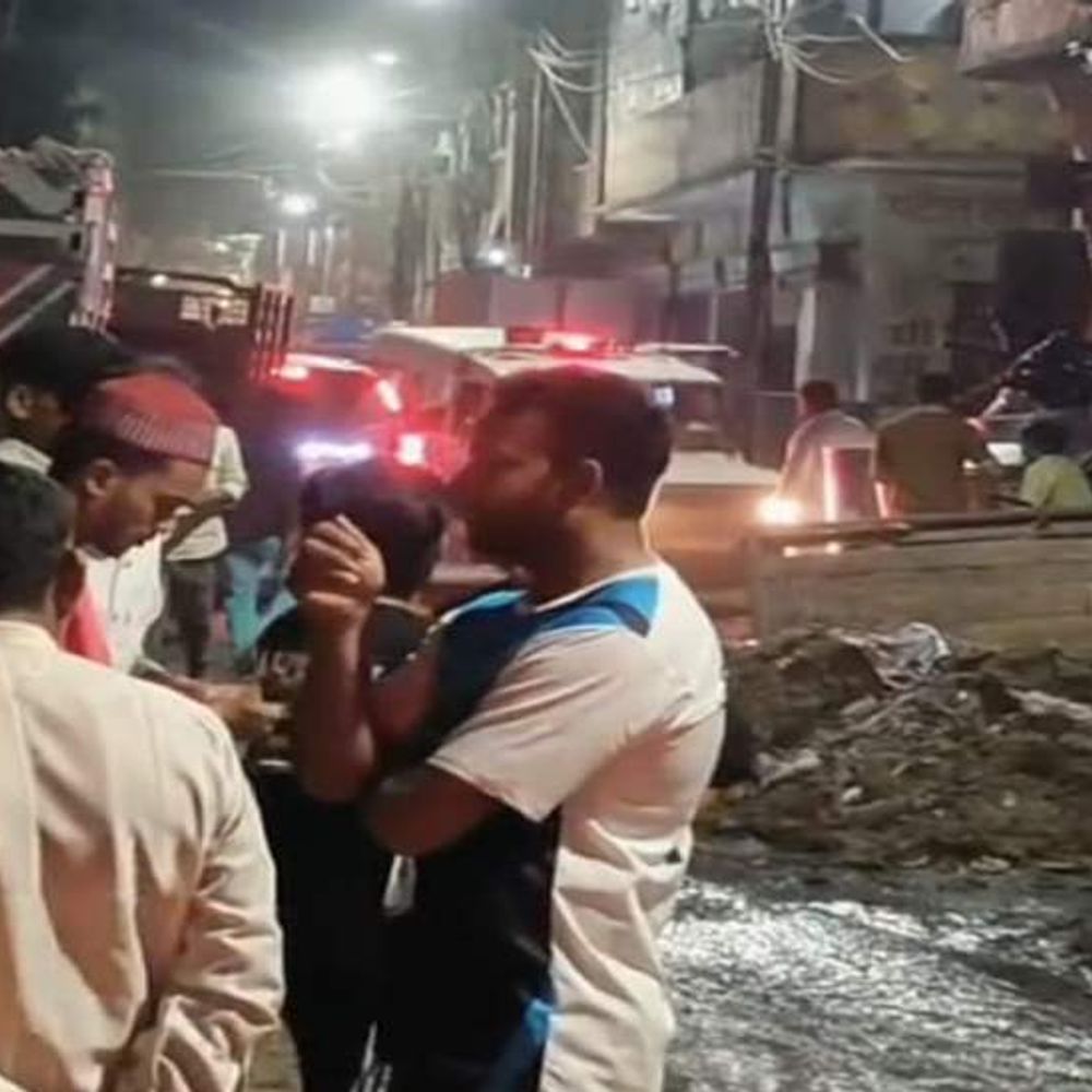 इंदौर के चंदन नगर में चाकूबाजी:क्रिकेट खेलने के बीच विवाद में युवक पर हमला; खराब सड़कों के कारण देर से पहुंची पुलिस