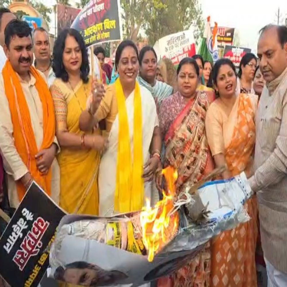 भाजपा का महिला जन आक्रोश अभियान:अखिलेश यादव और राहुल गांधी का पुतला फूंका, नारेबाजी की; बेसिक शिक्षा राज्य मंत्री भी रहे