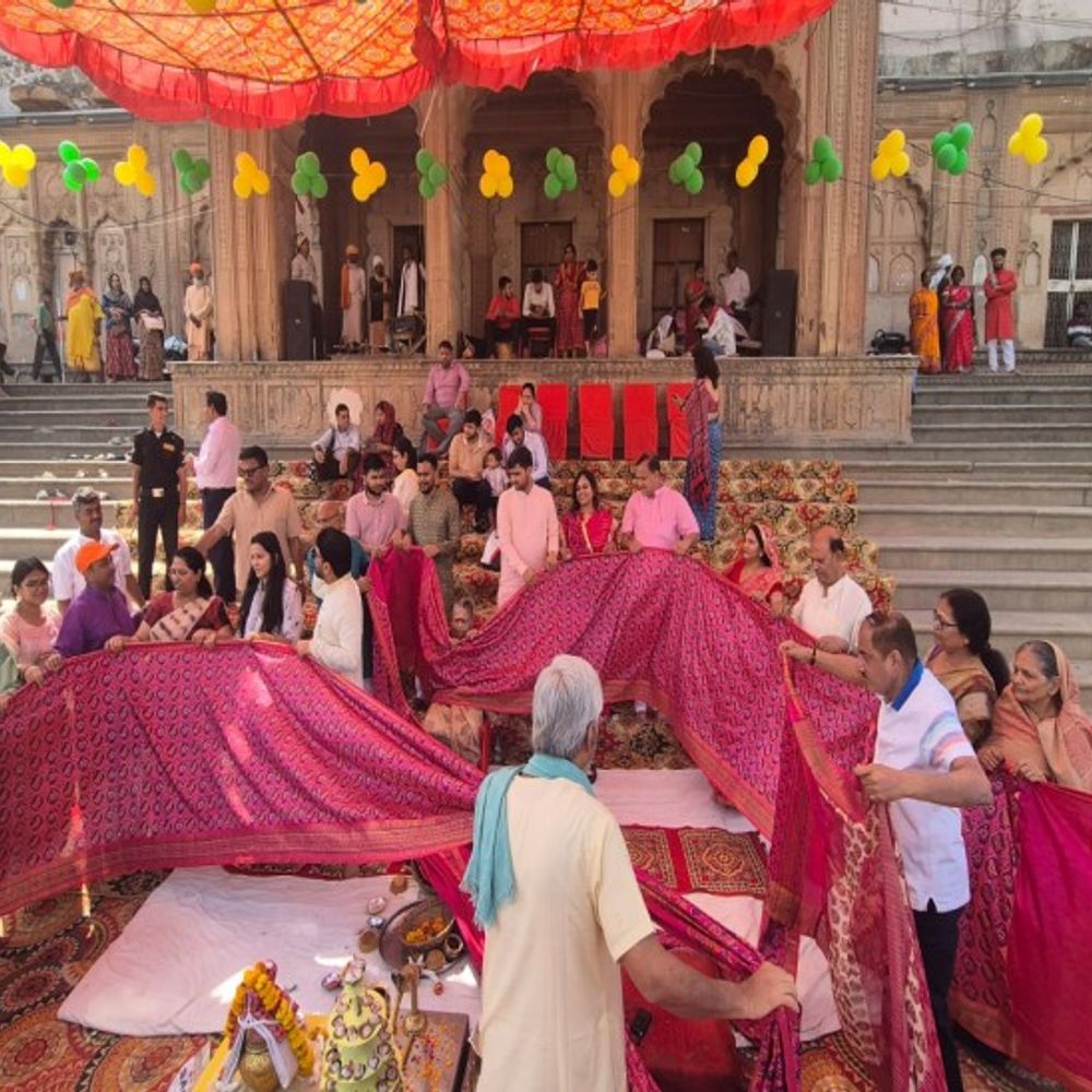 नाव हादसे के बाद यमुना घाटों पर पसरा सन्नाटा:नाव संचालन न होने से चुनरी मनोरथ' थमे, नाविकों और छोटे व्यापारियों के सामने रोजी-रोटी का संकट