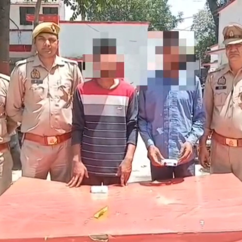 महिला के कुंडल छीनने वाले दो बदमाश गिरफ्तार:पुलिस ने लूटे गए कुंडल बरामद किए, वारदात में यूज बाइक भी मिली