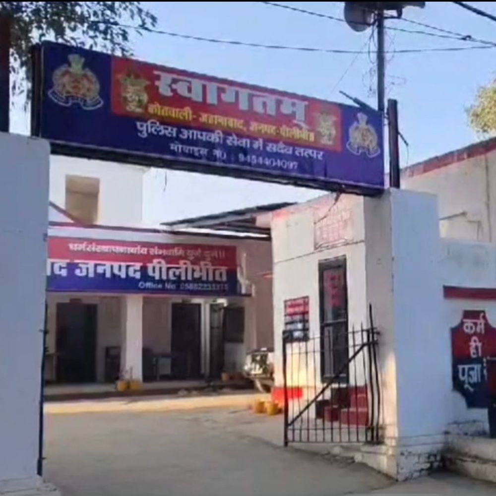 बाइक सवार बुजुर्ग की पेड़ से टकराकर मौत:पीलीभीत में शादी समारोह से लौटते समय हुआ हादसा, इलाज के दौरान तोड़ा दम