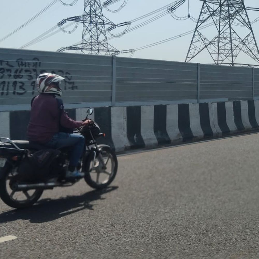 दिल्ली-देहरादून कॉरिडोर पर बागपत में दौड़ रहे प्रतिबंधित वाहन:बागपत में सुरक्षा नियमों का उल्लंघन, प्रतिबंधित वाहन चालक जान जोखिम में डाल रहे