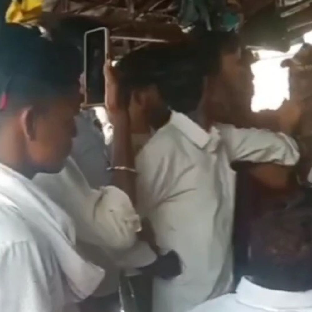 कन्नौज में विवादित जमीन पर होर्डिंग लगाई, ग्रामीण को पीटा:मारपीट का वीडियो सामने आया, पुलिस पर कार्रवाई न करने का आरोप