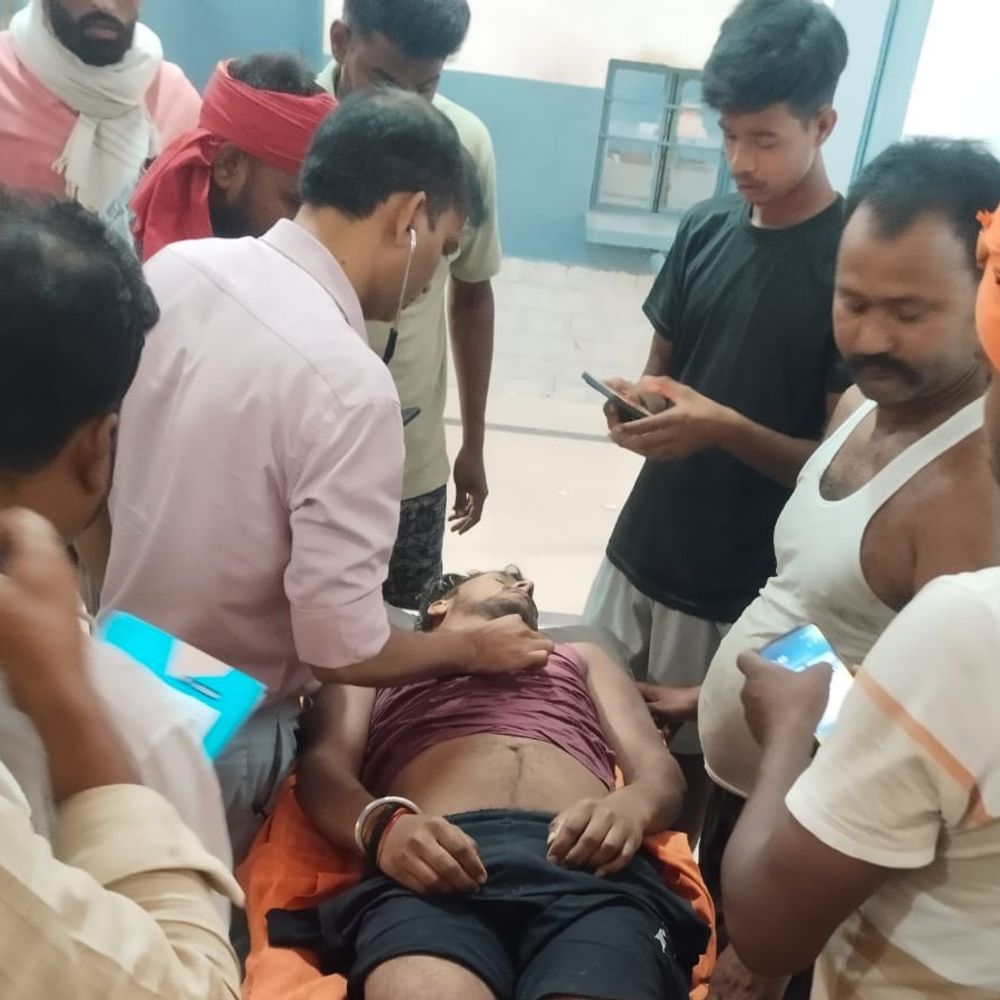 देवरिया में अस्थायी पुल से बहा किशोर:घाघरा नदी में डूबने से हुई मौत, ग्रामीणों ने उठाए सवाल