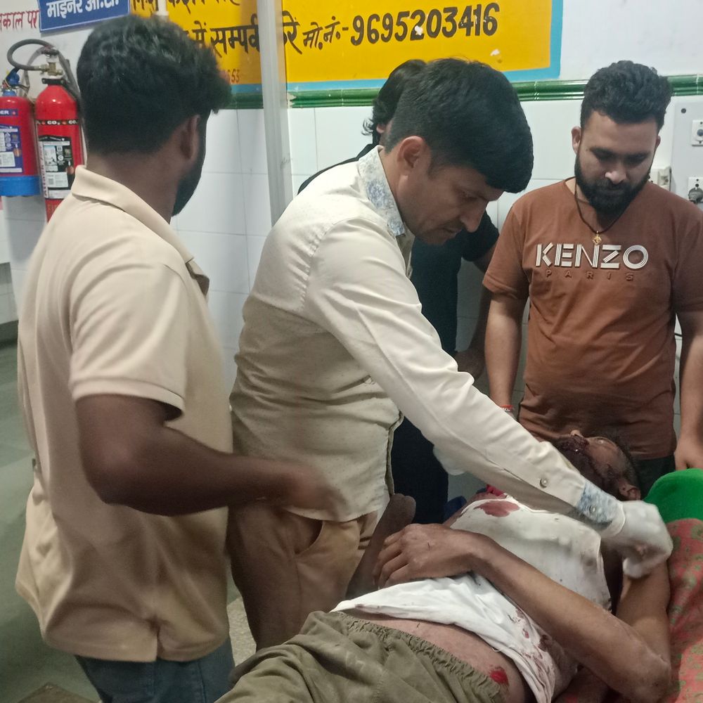 संभल में बोलेरो ने दिव्यांग युवक को मारी टक्कर:5 फीट उछलकर गिरा युवक, हालत गंभीर; सड़क पार करते समय हादसा