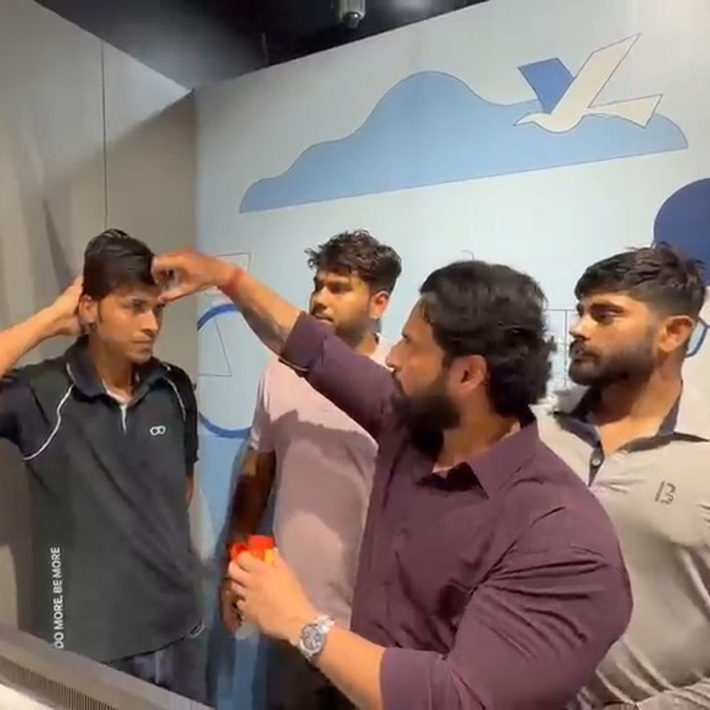 लेंसकार्ट ड्रेस कोड विवाद: बजरंग दल का प्रदर्शन:कर्मचारियों को तिलक लगाकर, कलावा बांधकर जताया विरोध