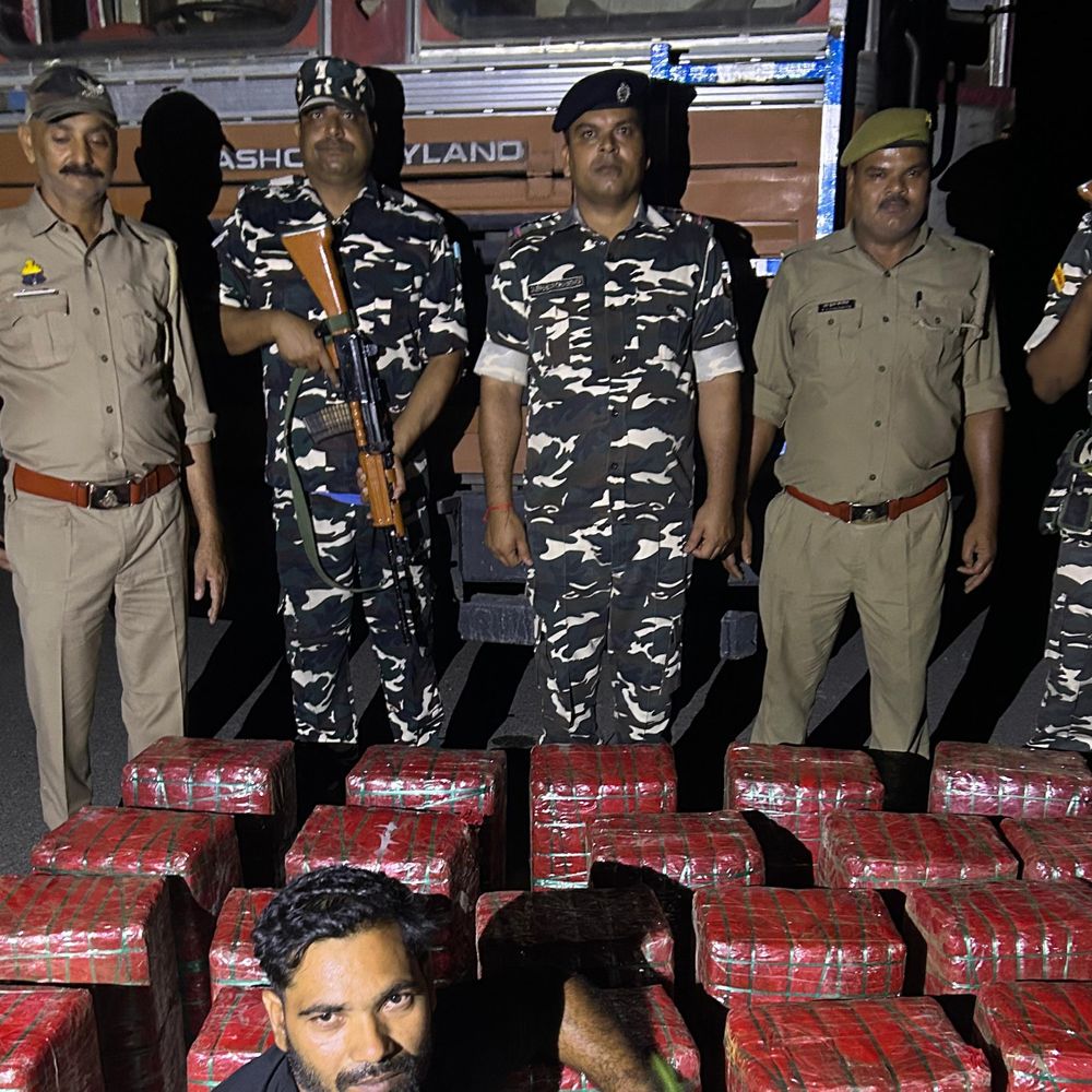 महराजगंज में 327 किलो गांजा के साथ तस्कर गिरफ्तार:नेपाल से भारत ला रहा था, बिहार का रहने वाला है तस्कर