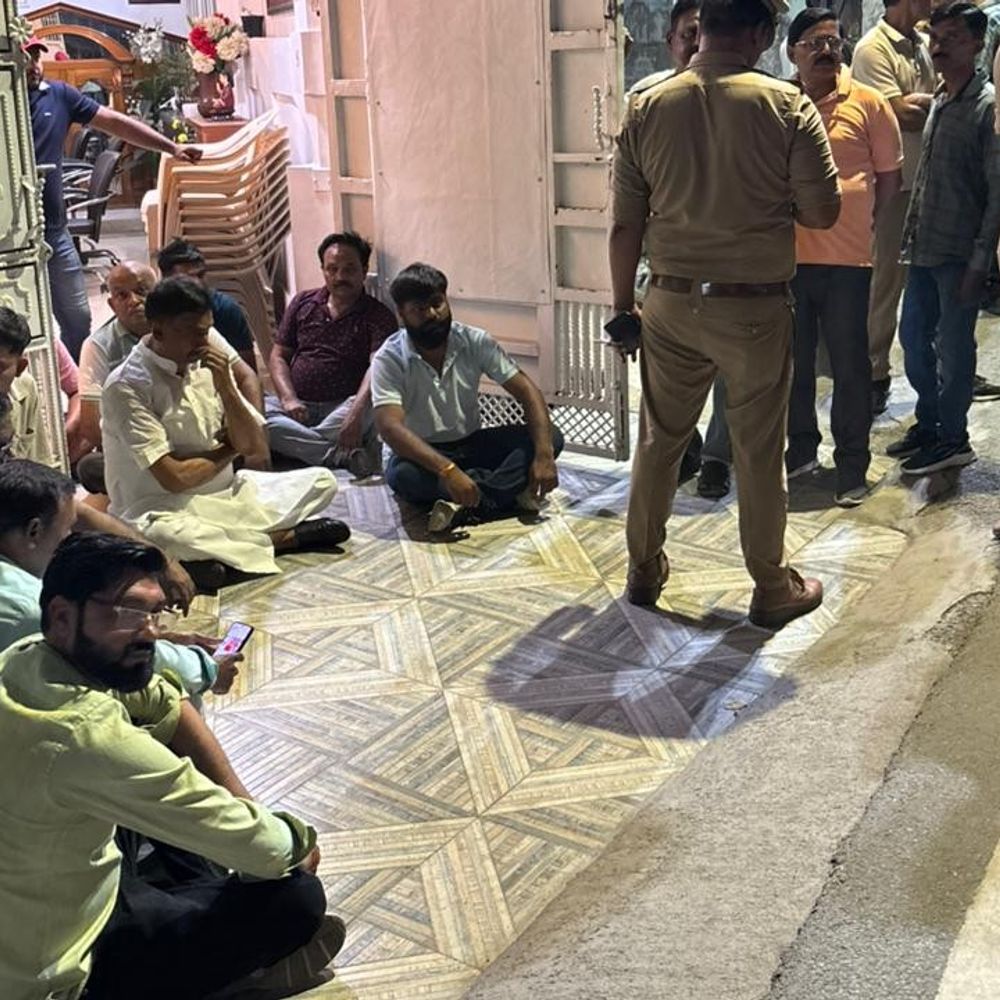 सीतापुर में कांग्रेस सांसद राकेश राठौर हाउस अरेस्ट:गाजीपुर कांड के पीड़ित से मिलने जा रहे थे, घर के बाहर धरने पर बैठे