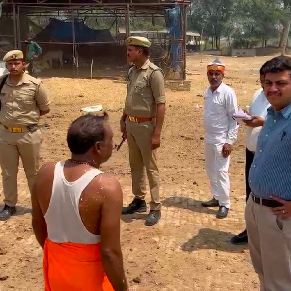 डीएम ने गौ आश्रय स्थल का औचक निरीक्षण किया:पेयजल, चारा और छाया की व्यवस्था की जांच की, गर्मी से बचाव के नहीं थे इंतजाम