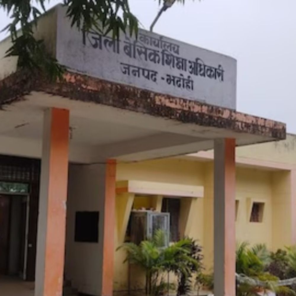 भदोही ब्लॉक में करोड़ों की शिक्षा निधि घोटाले का आरोप:विनय दुबे ने आरटीआई के जरिए मांगा ब्योरा, बुनियादी सुविधाओं और संसाधनों की कमी