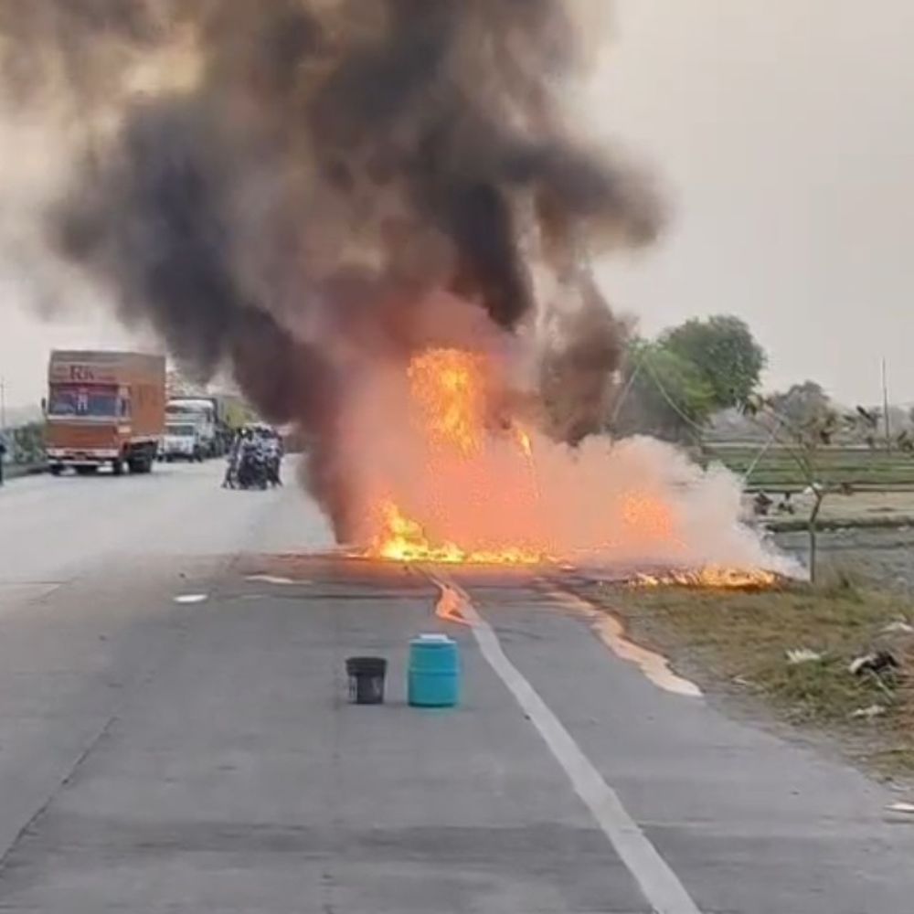 शॉर्ट सर्किट से चलती कार में लगी आग, VIDEO:फतेहपुर में परिवार बाल-बाल बचा, 20 हजार के कपड़े-गहने राख