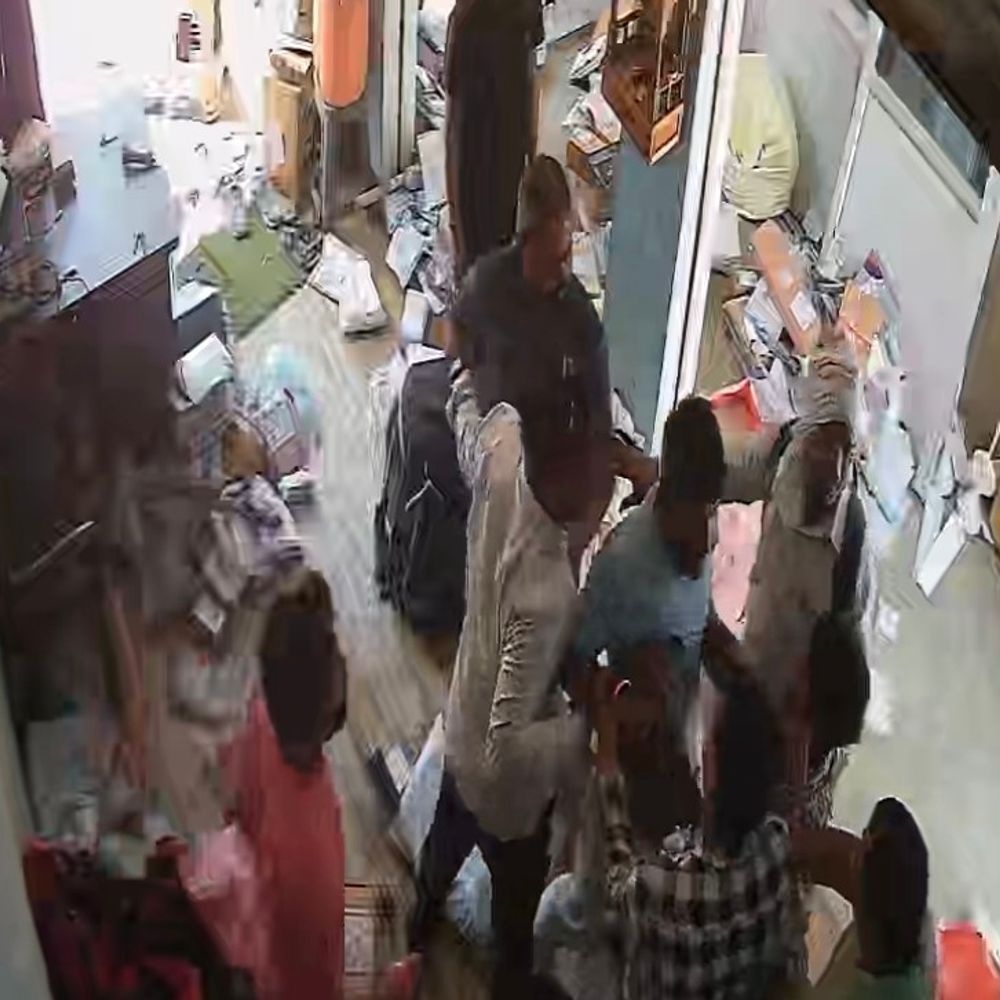 पृथ्वीपुर में कोरियर ऑफिस में मारपीट का VIDEO:दो युवकों ने कर्मचारी पर किया हमला, जमकर मारे बेल्ट और थप्पड़