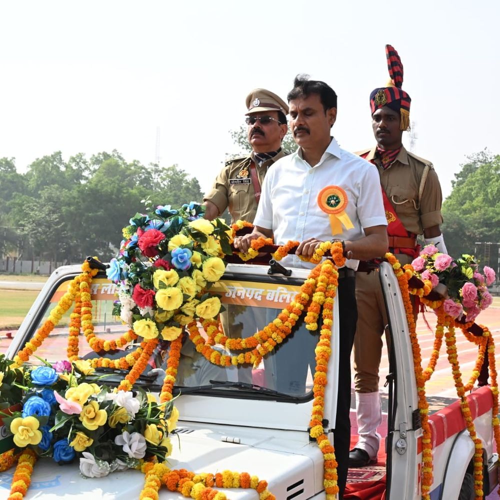 बलिया पुलिस लाइन में दीक्षांत परेड समारोह संपन्न:343 रिक्रूट आरक्षियों ने ली शपथ, उत्कृष्ट प्रदर्शन करने वाले सम्मानित