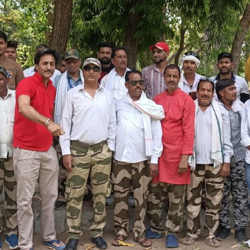 स्मार्ट मीटर विरोध में बुंदेलखंड विकास सेना का प्रदर्शन:हरीश कपूर टीटू बोले- मीटर सरकार की साख पर लगा रहे बट्टा