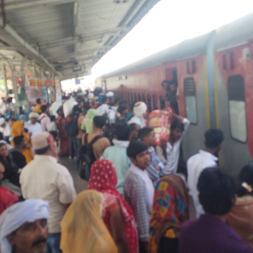 ललितपुर होमगार्ड भर्ती परीक्षा से रेलवे स्टेशन पर भीड़:अभ्यर्थियों के कारण ट्रेनों की जनरल बोगियों में चढ़ना मुश्किल हुआ