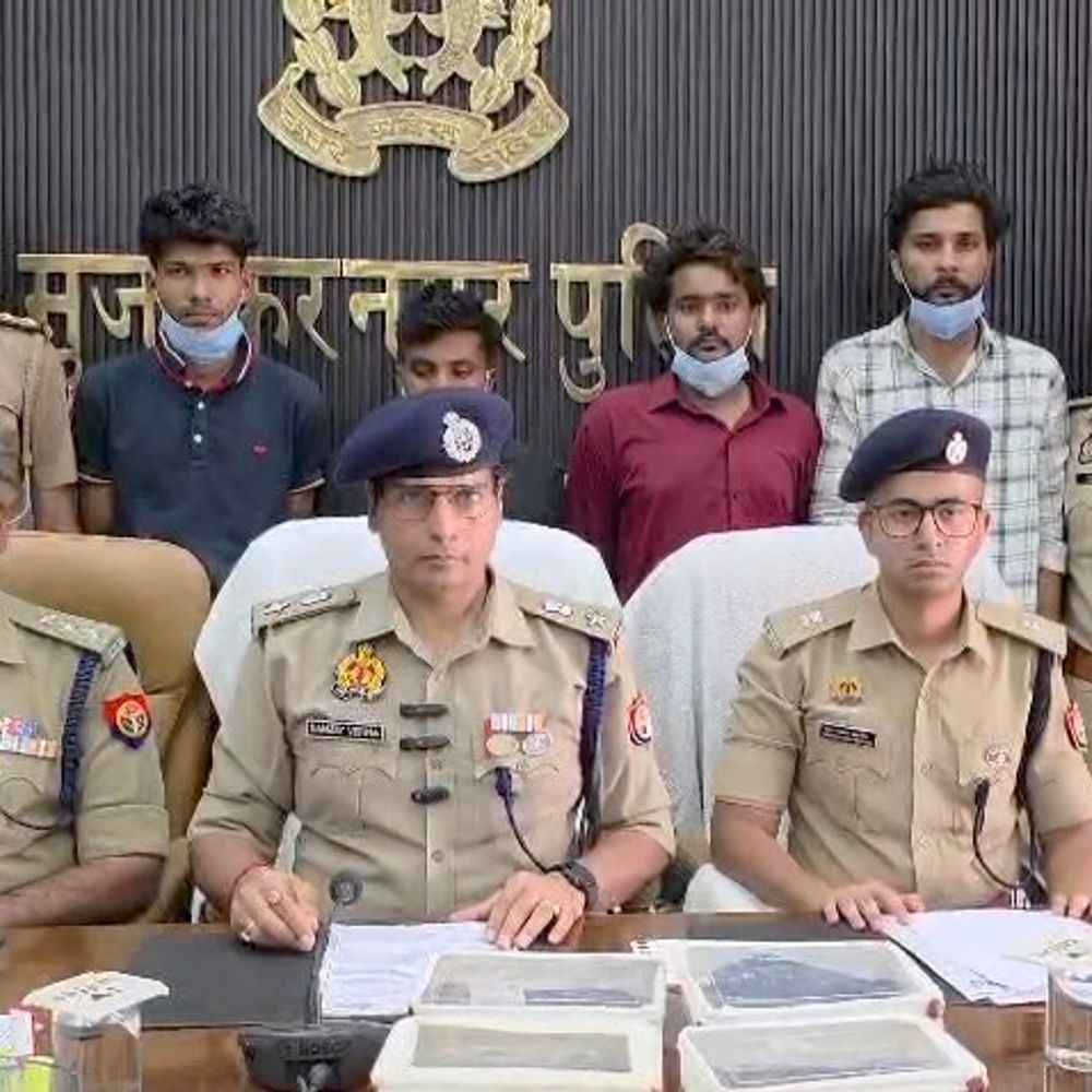 अवैध हथियार सप्लाई करने वाले 4 गिरफ्तार:मुजफ्फरनगर में इटली मेड पिस्टल और तमंचों के साथ पुलिस ने घेराबंदी कर दबोचा