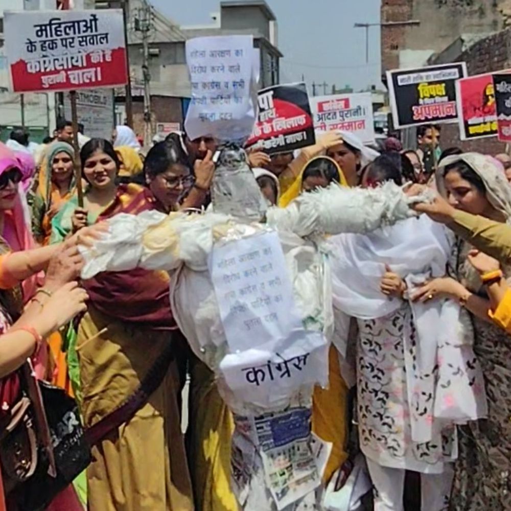 हाथरस में भाजपाइयों ने फूंका अखिलेश और कांग्रेस का पुतला:महिला आरक्षण बिल विरोध पर जनाक्रोश पदयात्रा, बोले- महिलाएं विपक्ष को माफ नहीं करेंगी