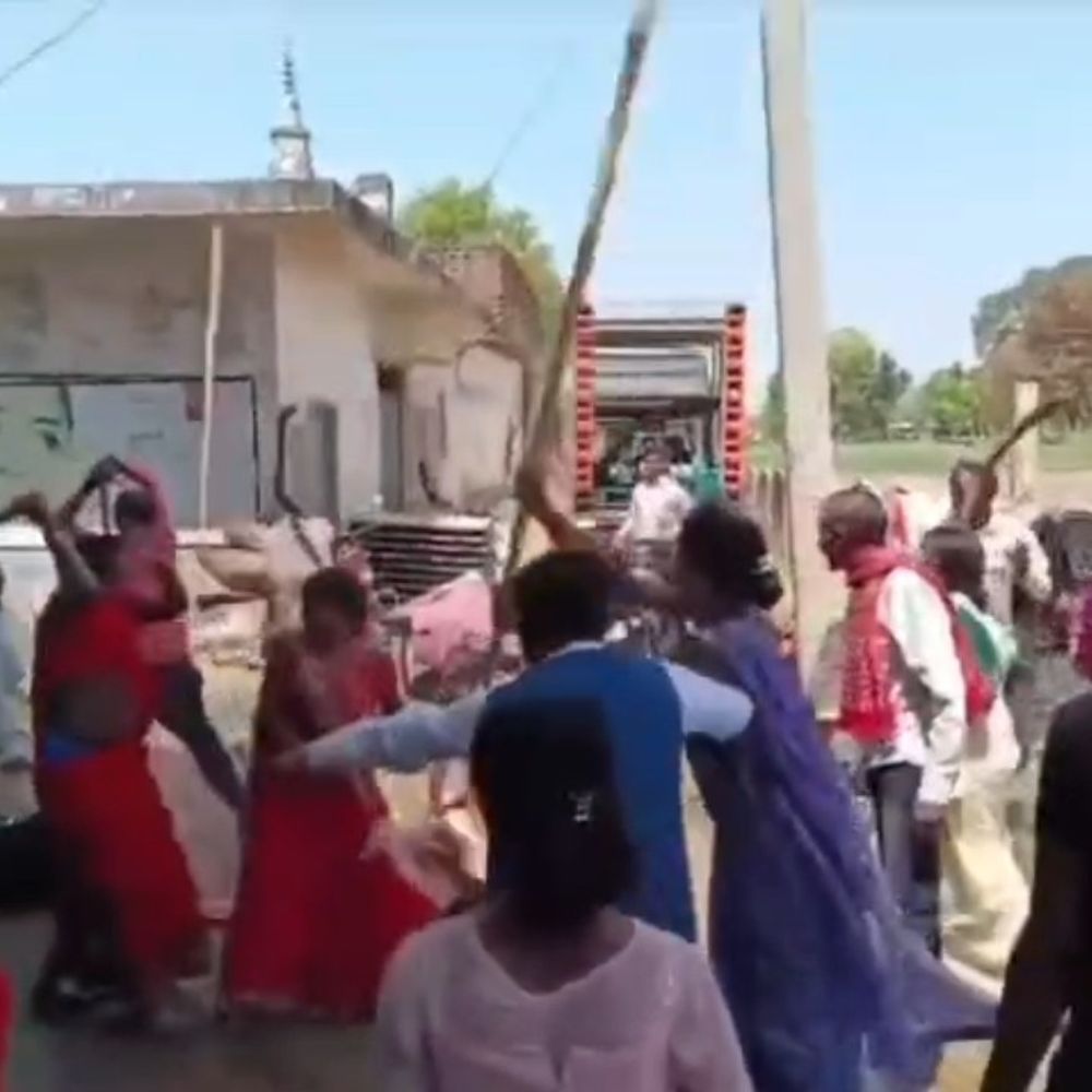 फतेहपुर में पुरानी रंजिश में मारपीट, VIDEO:20 लोगों पर मुकदमा दर्ज, लाठी-डंडे से एक दूसरे पर हमला