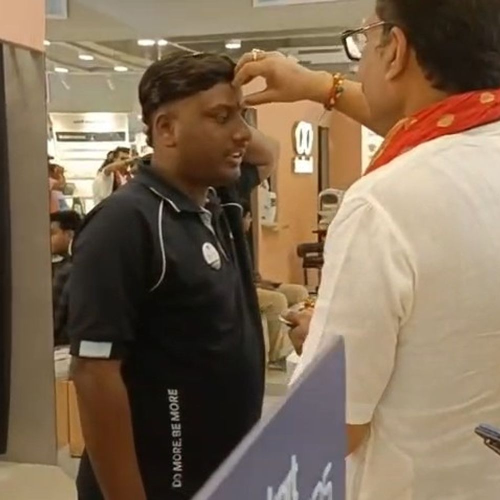 लेंसकार्ट शोरूम में हिंदूवादी नेताओं का प्रदर्शन:ड्रेस कोड पर कर्मचारियों को तिलक लगाकर भगवा पटका पहनाया