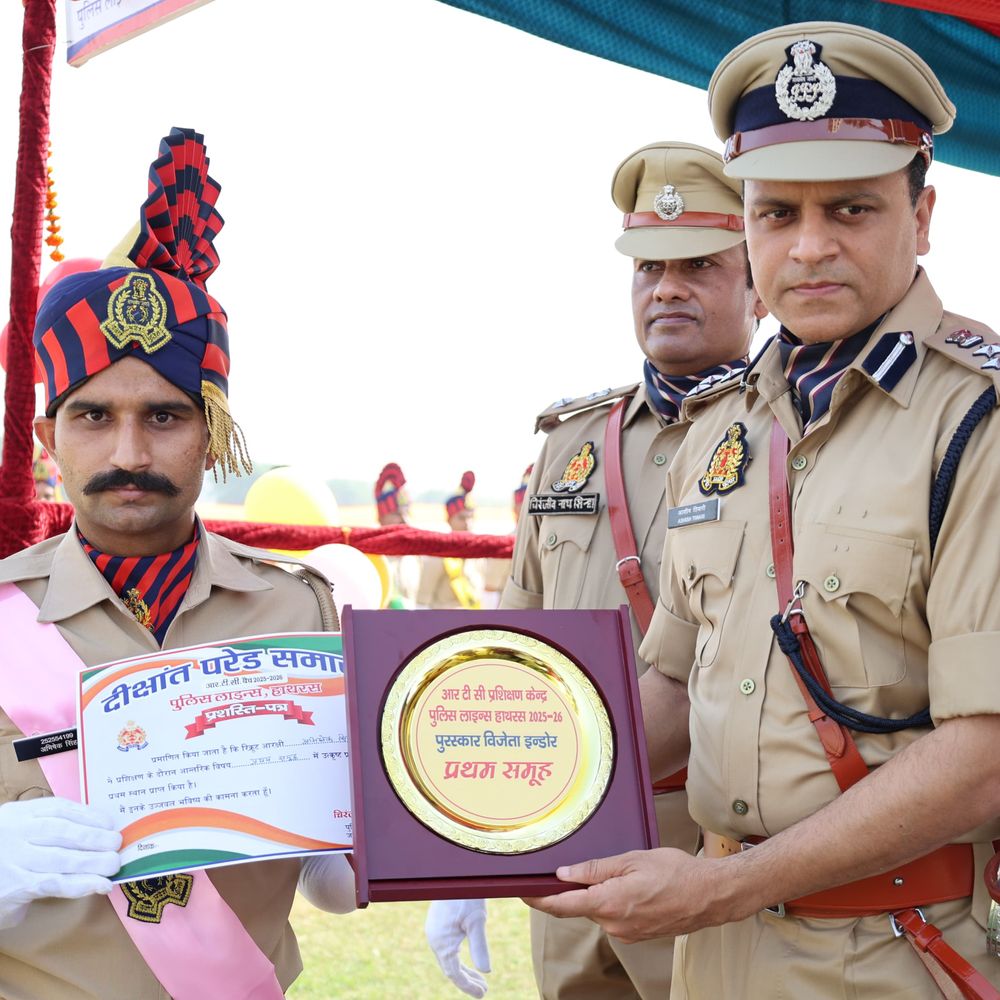 हाथरस पुलिस लाइन में 390 प्रशिक्षु आरक्षियों की दीक्षांत परेड:अनुशासन और कौशल का भव्य प्रदर्शन; DIG आशीष तिवारी ने ली सलामी