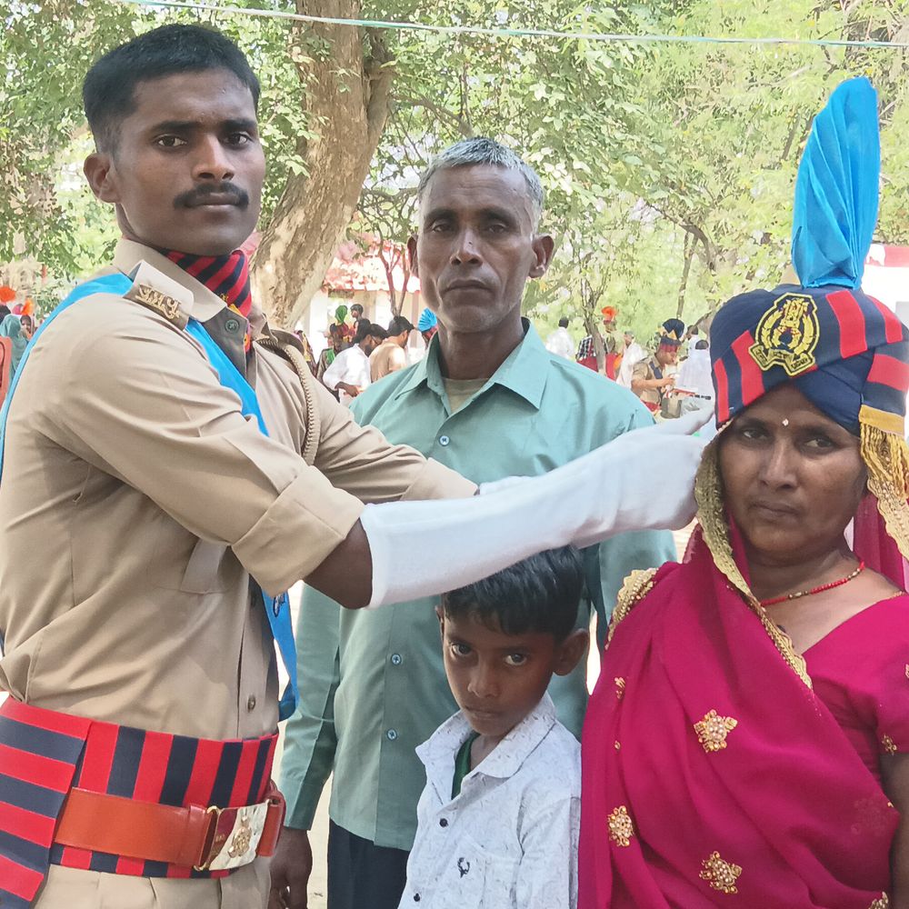 फतेहपुर में 1100 पुलिस-पीएसी आरक्षियों का दीक्षांत समारोह:वर्दी में बेटों को देख भावुक हुए माता-पिता, कैप पहनाकर दिया सम्मान