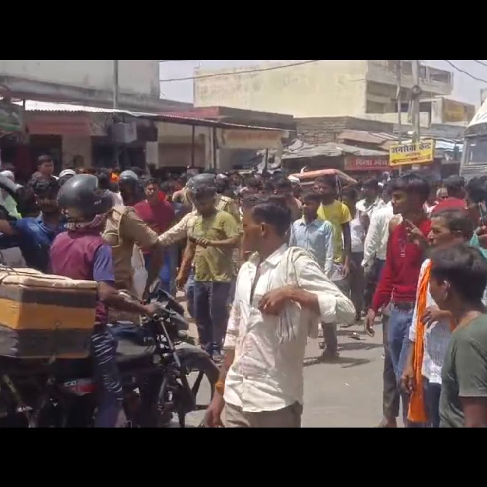 हरदोई में बेकाबू कंटेनर से हादसा, महिला की मौत:जगदीशपुर कस्बे में कई वाहन और राहगीर चपेट में, 10 लोग गंभीर घायल