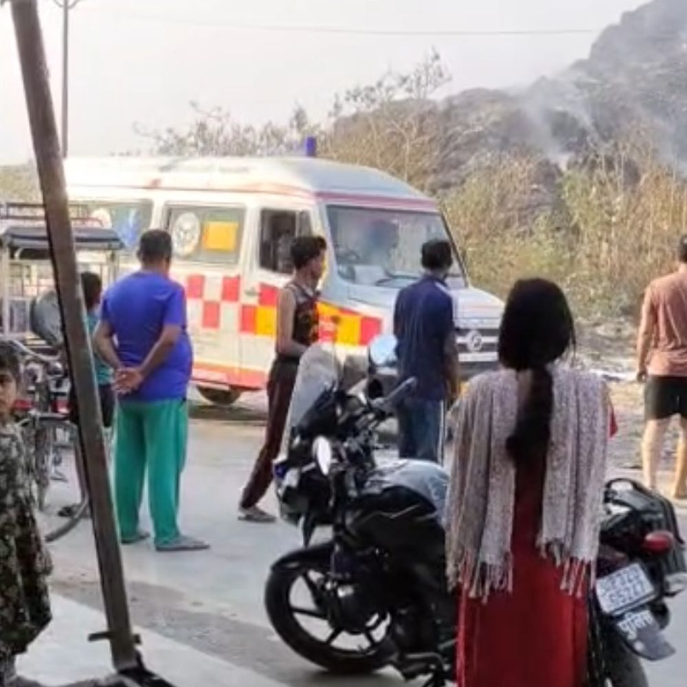 तोपखाना कूड़ा ढेर में धमाका, युवक झुलसा:रामपुर में स्थानीय लोगों ने उठाई जांच की मांग, प्रशासन से सख्त कार्रवाई की अपील