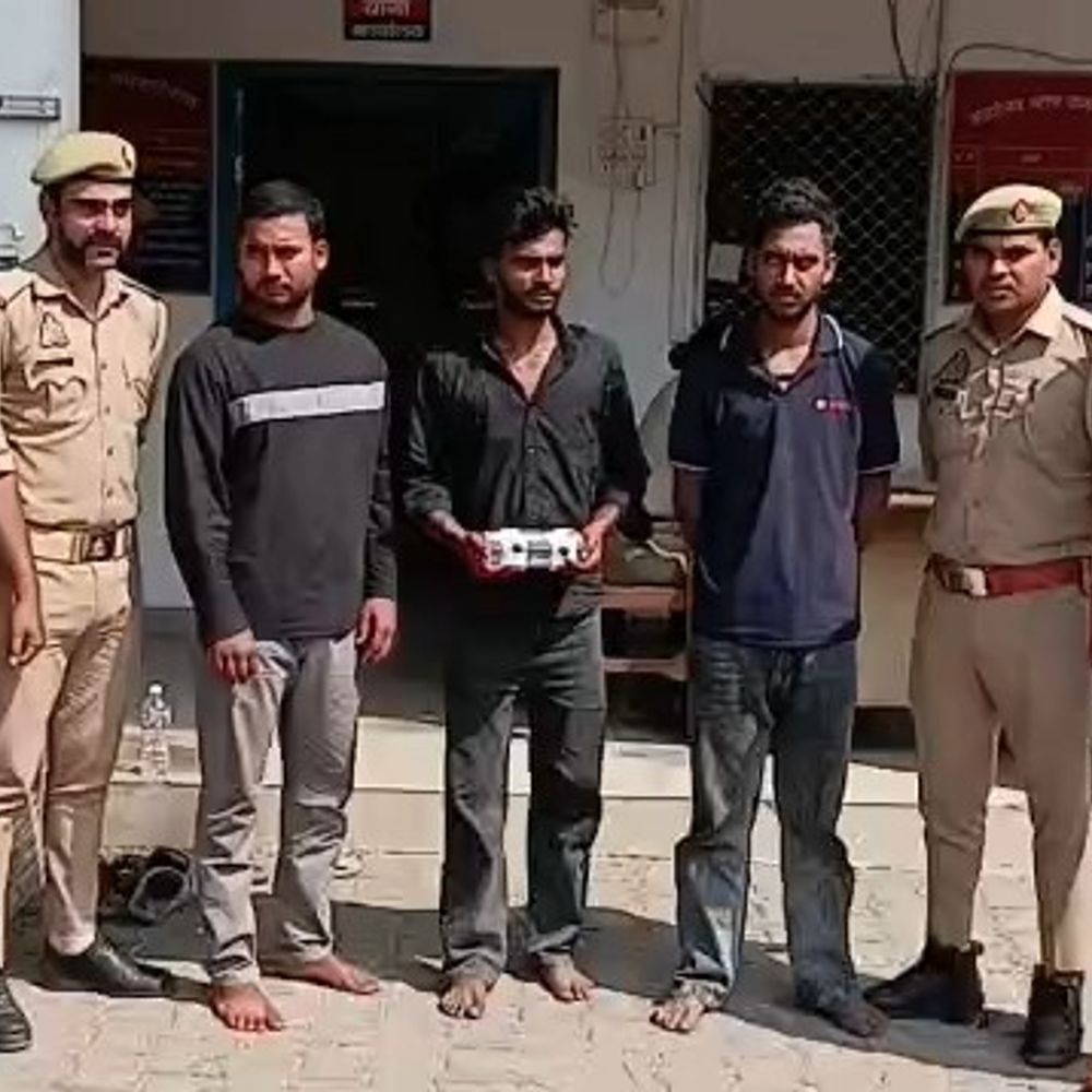 पीलीभीत में पुलिस ने चोरी का खुलासा किया, 3 गिरफ्तार:ई-रिक्शा और मोबाइल के साथ पकड़े गए आरोपी, 24 घंटे में हुई कार्रवाई