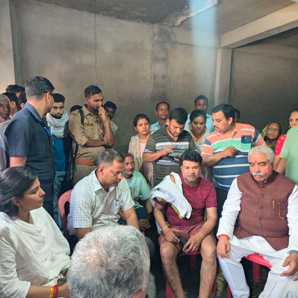 घाटमपुर मार्केट में आग लगने से दुकानदार की मौत:कैबिनेट मंत्री राकेश सचान ने पीड़ित परिवार से मुलाकात की, हरसंभव मदद का दिया भरोसा