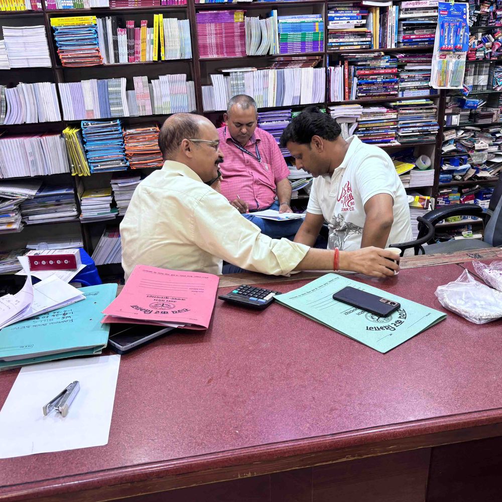 रस्तोगी बुकमार्ट पर जीएसटी विभाग की 10 घंटे जांच:बुलंदशहर में डीएम के निर्देश पर कार्रवाई, महत्वपूर्ण दस्तावेज जब्त किए गए