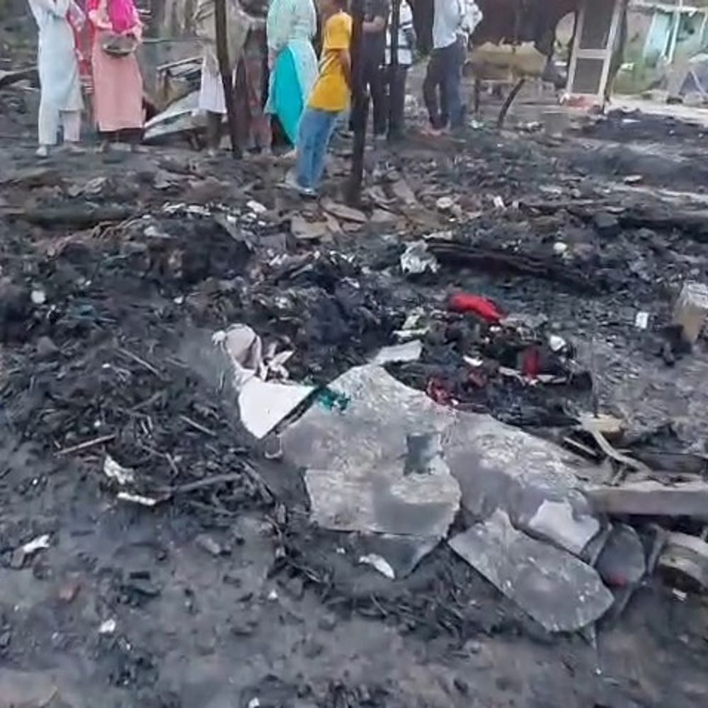 ग्रेटर नोएडा में झुग्गियों में लगी आग:8 जलकर राख हुईं, दमकल ने 20-25 लोगों को बचाया