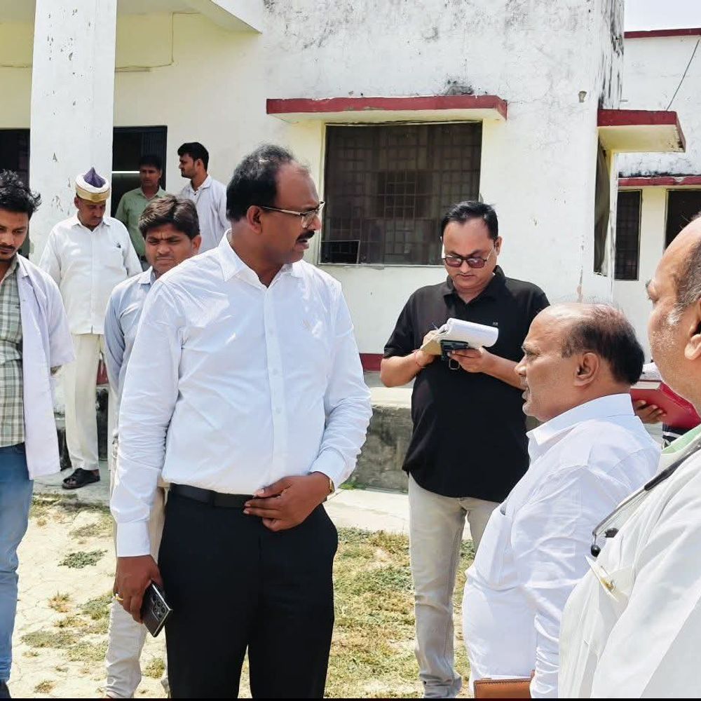 महराजगंज में आयुष्मान आरोग्य मंदिर के निरीक्षण में मिली खामियां:डीएम ने हेल्थ एटीएम बंद होने पर जताई नाराजगी