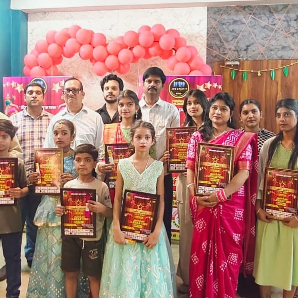 लखनऊ के वृंदावन रेस्टोरेंट में 'हुनर का परचम-4':बच्चों-युवाओं ने कला, संगीत और कॉमेडी का प्रदर्शन किया