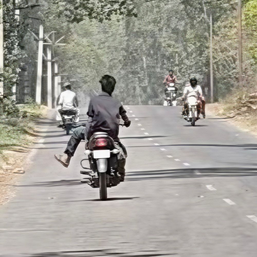 मुज़फ़्फ़रनगर में युवक का खतरनाक बाइक स्टंट, VIDEO:दोनों हाथ छोड़कर, पैर उठाकर आड़ी-तिरछी बाइक चलाता दिखा