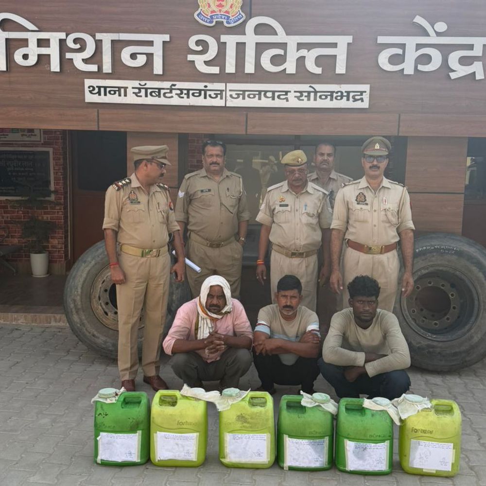 डीजल चोरी करने वाला गिरोह के 3 सदस्य गिरफ्तार:सोनभद्र पुलिस ने हाईवे से 90 लीटर डीजल व टायर बरामद किया