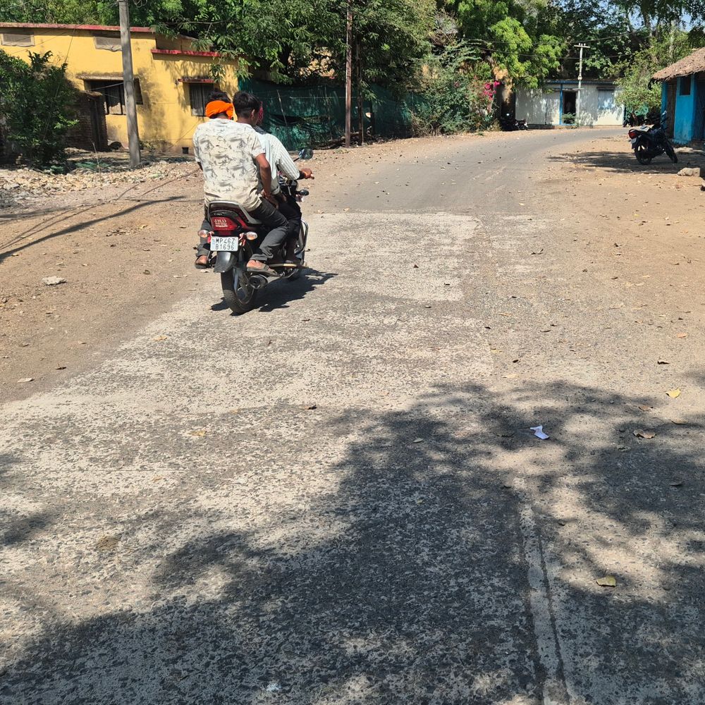 बड़वानी में 49 लाख की सड़क एक साल में खराब:हाथ निकल रही सीमेंट और गिट्टी, आम लोगों को हो रही परेशानी